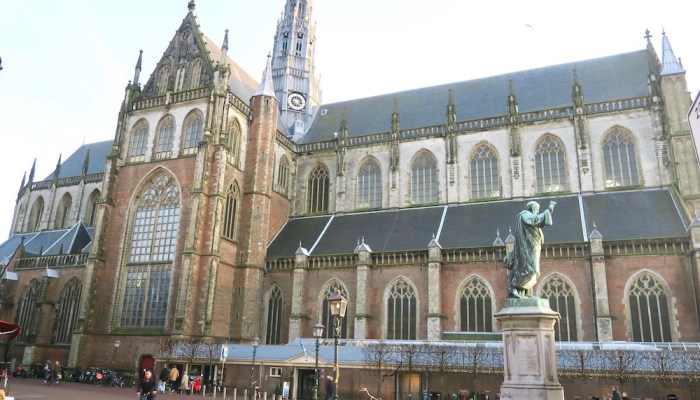 The Bavo church at the big market square in Haarlem |curlytraveller.com