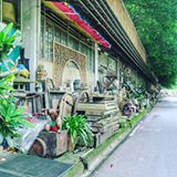 Revisited Junkie's Corner last week with @megf68 . This place still is as weird and wonderful as when I first visited it. The amount of junk, antiques, treasures and strange objects is jaw-dropping! If you wanna find out more about this place, visit my blog and type Junkie's Corner in the search bar. #junkiescorner #whatissingapore #instasg #Singapore #treasuretrove #weirdplaces